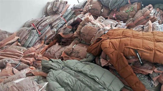 广州市海珠区高价回收库存服装【多少钱一件】